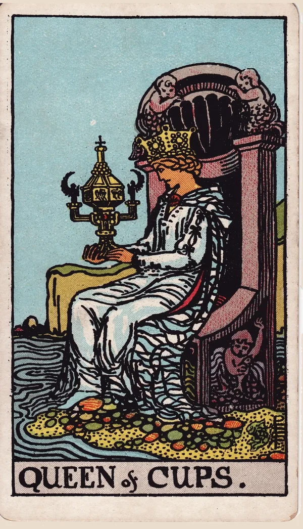 컵 여왕 (Queen of Cups) 타로 카드 이미지
